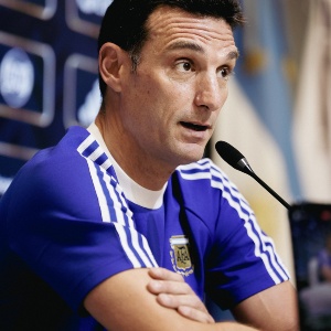 Scaloni se plantó y le contestó a Dibu Martínez tras su autocrítica