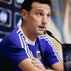 Scaloni se plantó y le contestó a Dibu Martínez tras su autocrítica