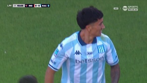 El delantero recibió en el área y ensayó una tijera que pasó al lado del palo de Rey. 