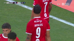 Baltasar Rodríguez remató cerrado y apareció el delantero para despejar de cabeza. 