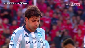 El defensor de la Academia fue a buscar alto a Santiago Montiel, pero solo recibió la amarilla. 