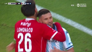 El delantero no pudo agarrarla bien y calentó el clásico tras la reacción de Rodrigo Rey. 