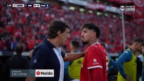 Tras el penal errado de Maravilla, el DT de la Academia protagonizó un caliente momento en el clásico. 