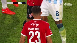 El volante del Rojo remató y obligó a la buena respuesta del arquero de la Academia. 