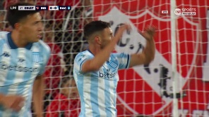 La Academia salió de contra, pero el delantero no pudo definir ante la salida de Rey. 