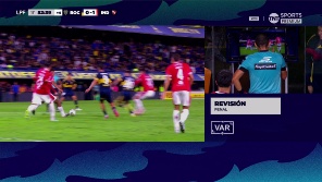 Velasco cayó en el área y el árbitro sancionó infracción tras revisar el VAR. 