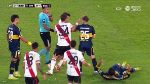 Los campeones del mundo terminaron a los empujones después de una jugada disputada. 