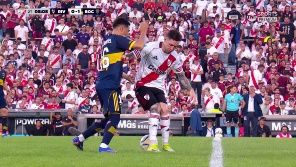 El uruguayo la pisó e hizo pasar del arco al mediocampista del Millonario. 