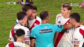 Lautaro Blanco empujó a Martínez Quarta, pero para el árbitro Herrera no pasó nada. 