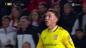 El arquero uruguayo tuvo una gran reacción y esa jugada terminó con el gol de Carrillo para el 1-1. 