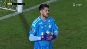 Cetré remató y obligó a la buena respuesta del arquero ex Boca. 