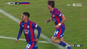 Con suspenso, el defensor anotó el 2-1 a la salida de un córner. 