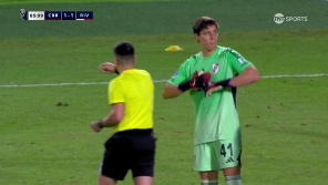 Tras revisión del VAR, el arquero vio la roja y el uruguayo se puso los guantes. 