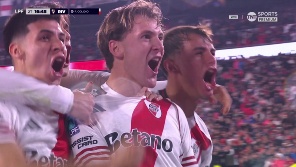 El delantero cambió penal por gol para abrir el marcador en el Monumental. 
