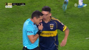 Lucas Romero la tocó con la mano, pero el árbitro decidió no verla en el VAR. 