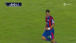 El uruguayo cabeceó y la pelota pasó por arriba del arquero. 