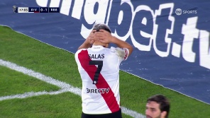 El delantero estaba solo en el área y no pudo convertir. 