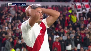 El delantero tuvo la chance del primero y el remate pegó en el palo.
