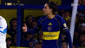 Todo el equipo Xeneize reclamó falta al Changuito Zeballos.