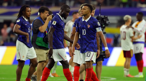 Kylian Mbappé con equipo de Francia