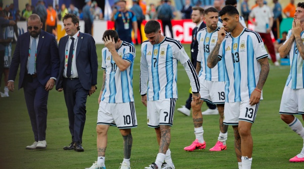 Lionel Messi, Rodrigo De Paul, Nicolás Otamendi y Cristian Romero reaccionan al perder la final del Mundial de la FIFA 2026 este domingo, frente a España en el estadio MetLife en East Rutherford (NJ, EE.UU.).
