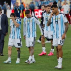 Lionel Messi, Rodrigo De Paul, Nicolás Otamendi y Cristian Romero reaccionan al perder la final del Mundial de la FIFA 2026 este domingo, frente a España en el estadio MetLife en East Rutherford (NJ, EE.UU.).