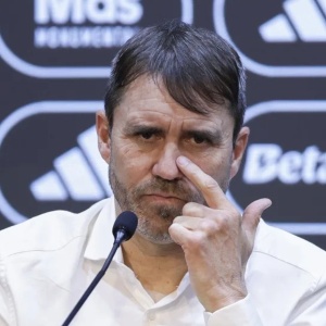 Eduardo Coudet en la conferencia de presentación en River.