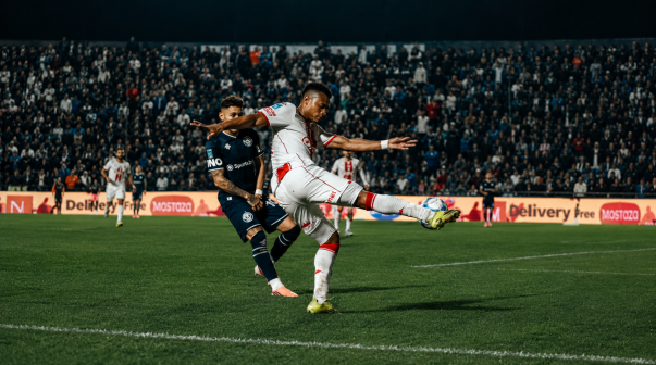 Con dos golazos, Independiente Rivadavia venció a Huracán