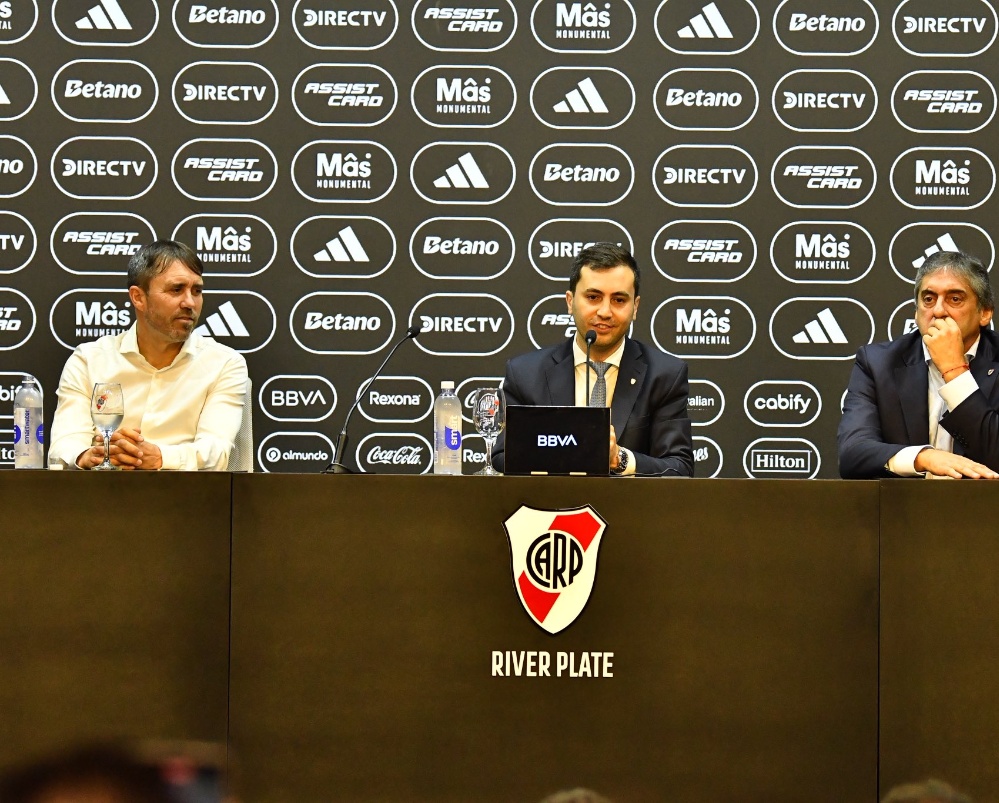 Eduardo Coudet, Stefano Di Carlo y Enzo Francescoli en la presentación del entrenador.