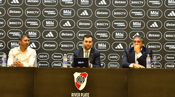 Eduardo Coudet, Stefano Di Carlo y Enzo Francescoli en la presentación del entrenador.