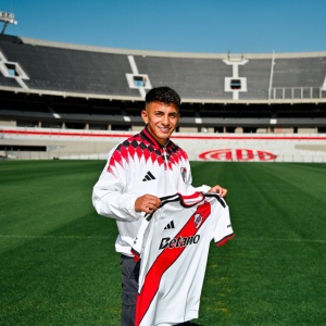 Thiago Almada en el Monumental