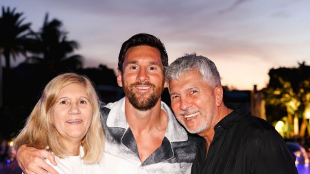 Lionel Messi con sus padres Jorge y Celia