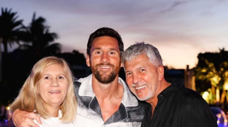 Lionel Messi con sus padres, Jorge y Celia