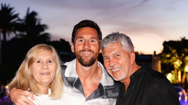 Lionel Messi con sus padres Jorge y Celia