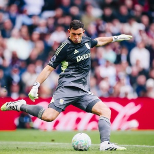 Dibu Martínez en el partido de Aston Villa vs. Sunderland