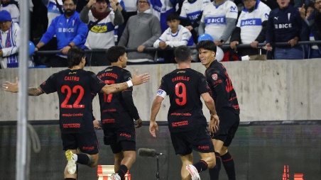 Futbol, Universidad Catolica vs Estudiantes de La Plata.
Copa Libertadores 2026.
El jugador de Estudiantes de La Plata Joaquin Correa, centro, celebra tras marcar un gol contra Universidad Catolica durante el partido de octavos de final de Copa Libertadores disputado en el Claro Arena de Santiago, Chile.
18/08/2026
Dragomir Yankovic/Photosport
Football, Universidad Catolica vs Estudiantes de La Plata.
2026 Copa Libertadores Championship.
Estudiantes de La PlataÕs player Joaquin Correa, center, celebrates after scoring against Universidad Catolica during round 16 Copa Libertadores Championship match at Claro Arena stadium in Santiago, Chile.
18/08/2026
Dragomir Yankovic/Photosport