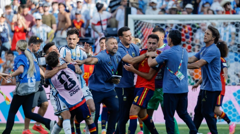 Durísimo: FIFA publicó las sanciones a la Selección Argentina y Paredes