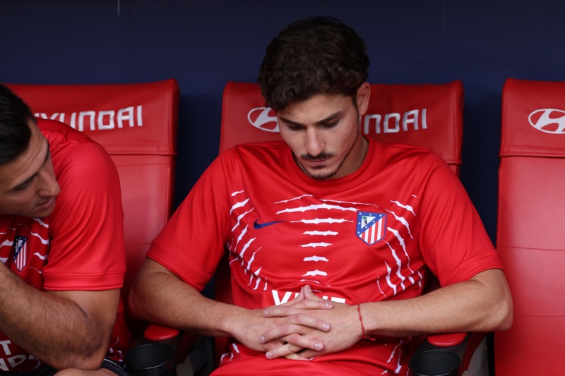 &nbsp;Julián Álvarez en el banco de suplentes ante Villarreal