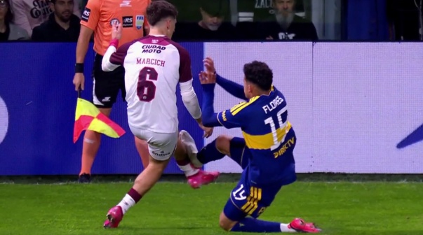 Polémica jugada de Leonel Flores con Sasha Marcich en Boca vs. Lanús