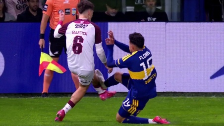 Polémica jugada de Leonel Flores con Sasha Marcich en Boca vs. Lanús