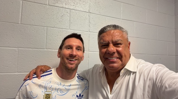 Lionel Messi con Claudio Tapia tras la victoria ante Inglaterra en el Mundial 2026.