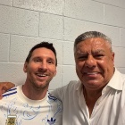 Lionel Messi con Claudio Tapia tras la victoria ante Inglaterra en el Mundial 2026.