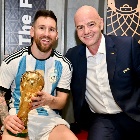 Lionel Messi y Gianni Infantino tras la consagración de Argentina en Qatar 2022.