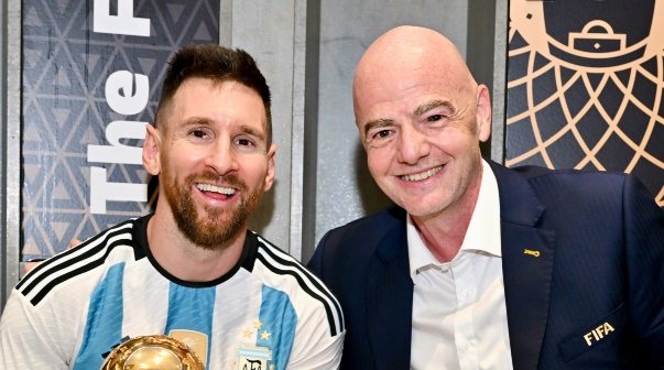 Lionel Messi y Gianni Infantino tras la consagración de Argentina en Qatar 2022.