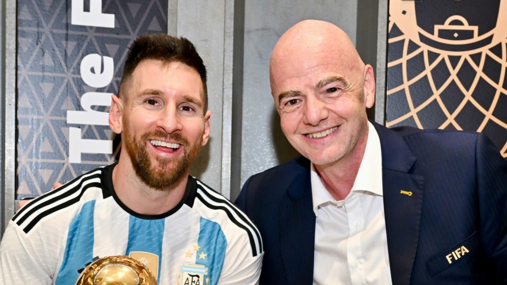 Lionel Messi y Gianni Infantino tras la consagración de Argentina en Qatar 2022.