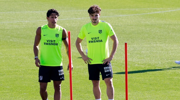 Julián Alvarez y Giuliano Simeone durante el entrenamiento.