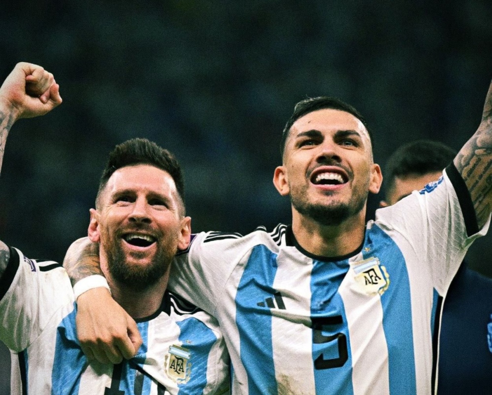Lionel Messi y Leandro Paredes