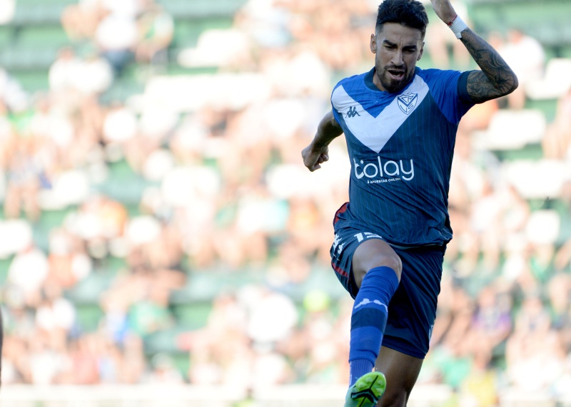 &nbsp;Lucero en acción con la camiseta de Vélez 