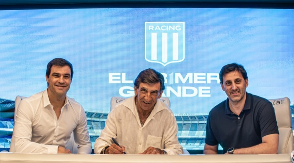 Gustavo Costas, Diego Milito y Sebastián Saja en la renovación de contrato del entrenador.