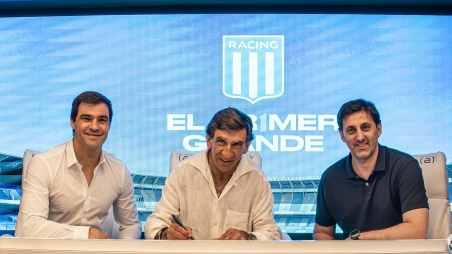 Gustavo Costas, Diego Milito y Sebastián Saja en la renovación de contrato del entrenador.